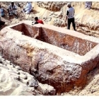 Sarkofagi gigantów były znalezione w piaskowcach w wielu miejscach w Chinach.