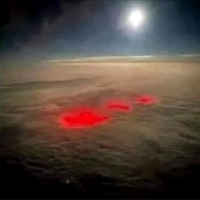 Tajemnicza czerwona poświata widziana nad Atlantykiem.