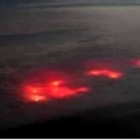 Tajemnicza czerwona poświata widziana nad Atlantykiem.