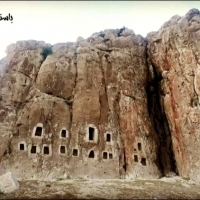 83 Grobowce Achemenidów, podzielone na cztery rodzaje i wykute w skałach wyspy Kharg, południowo-zachodni Iran.