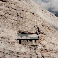 Schronisko alpejskie we włoskich Dolomitach, wybudowane w czasie I wojny światowej na wysokości 2760 metrów