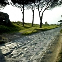W Rzymie znajduje się droga Appijska, która została zbudowana w 312 rpne przez Appiusa Klaudiusza Cecusa i jest w użyciu do dziś.