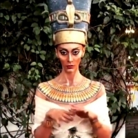 Przykład makijażu Nefertiti, żony Amenhotepa.