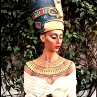 Przykład makijażu Nefertiti, żony Amenhotepa.