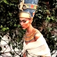 Przykład makijażu Nefertiti, żony Amenhotepa.