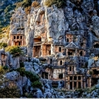 W dzisiejszej południowej Turcji, z widokiem na Morze Śródziemne, znajdują się ruiny starożytnego greckiego miasta Myra.
