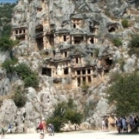 W dzisiejszej południowej Turcji, z widokiem na Morze Śródziemne, znajdują się ruiny starożytnego greckiego miasta Myra.