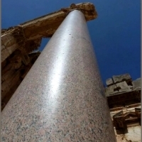 Idealnie wypolerowana granitowa kolumna świątyni w Baalbek w Libanie.
