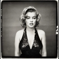 W dniu tej sesji zdjęciowej Monroe wypróbowała wiele swoich charakterystycznych ruchów Marilyn, aby uzyskać właściwe zdjęcie.