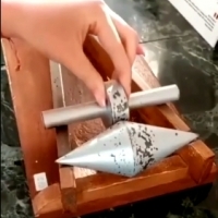 Środek ciężkości obiektu to punkt, w którym wyśrodkowana jest cała masa.