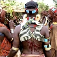 Kobiety z plemienia Hamar są biczowane, aby okazać swoją miłość mężczyznom przechodzącym ceremonię Rytuału Przejścia: