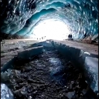 Ogromna skala jaskini lodowej w pobliżu Paxson Alaska!