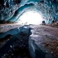 Ogromna skala jaskini lodowej w pobliżu Paxson Alaska!