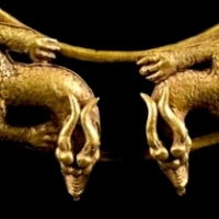 Złoty naszyjnik w postaci 2 przeciwstawnych smoków, należących do kultury scytyjskiej, jubilerów stepów.