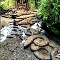 Wodospad Taman Beji Griya w dżungli na Bali: