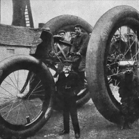 Gigantyczny mechaniczny Tricycles, produkowany przez Boston Woven Hose and Rubber Company w 1896 r.