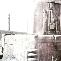 Ruiny starożytnego Persepolis, w połowie zakopane.