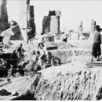 Ruiny starożytnego Persepolis, w połowie zakopane.