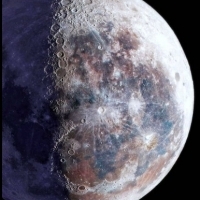 Księżyc obraca się co 29 dni, w tym samym czasie, gdy okrąża Ziemię i dlatego zawsze pokazuje nam tę samą twarz.