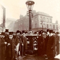W 1897 roku w kilku miejscach w Londynie zainstalowano lampę Pluto (lampę gazową).