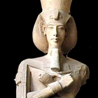 Posag Echnatona znajdujący się w Kairze.
