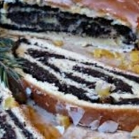 Makowiec to pyszne ciasto, które najczęściej gości w domu na święta lub rodzinne uroczystości.
