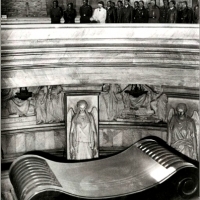 Hitler i inni naziści odwiedzający grób Napoleona w Les Invalides, Paryż, 1940.
