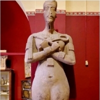 Kolosalna Statua Nefertiti (?)