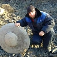 Podczas gdy zespół wcześniej odkrył kilkanaście kamieni w kształcie dysku, ostatnio znalazł szczególnie duży.