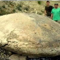 Podczas gdy zespół wcześniej odkrył kilkanaście kamieni w kształcie dysku, ostatnio znalazł szczególnie duży.