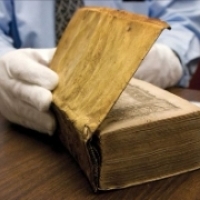 Bibliopegia antropodermiczna to praktyka oprawy ksiąg z ludzkiej skóry.