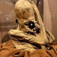 Jedna z nielicznych mumii Paracas z prawie kompletnym ciałem.