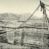 Tajemnicza, bardzo skomplikowana konstrukcja i granitowa podstawa znajduje się na dnie szybu w Zawyet El'Aryan.