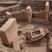 Ślady czerpakowe są szeroko obecne w najstarszych stanowiskach megalitycznych rozsianych po całym świecie.
