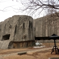 Miejsce to nazywa się Yangshan Beicai, dosłownie „materiały pomnikowe na górze Yang”.