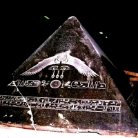 Piramida z czarnego kamienia jest wystawiona w Muzeum Egipskim.