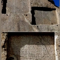 Dwie trójjęzyczne inskrypcje klinowe Achemenidów przedstawiające Ganjnameh w Iranie.