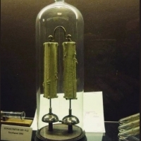Dzwon Elektryczny, który dzwoni nieprzerwanie od 1840 roku (182 lata).