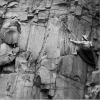Lucy Smith i Pauline Ranken wspinające się na Salisbury Crags w Edynburgu.