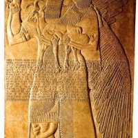 Z jednej strony Gilgamesz i Enkidu, z drugiej cedrowy leśny potwór Khambaba.