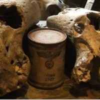 Skrzynia z logo Ahnenerbe i niezwykłymi czaszkami.