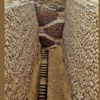 Schody w południowej części piramidy schodkowej Dżesera, Sakkara, Egipt.