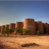 Derawar Fort, to duża kwadratowa forteca w Ahmadpur East Tehsil, Pendżab, Pakistan.