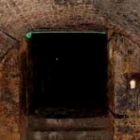 Ten budynek znajdował się w „Theozapotlan” Meksyk, a wejście do tunelu prowadziło pod górą.