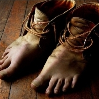 Większość ludzi nie ma pojęcia, że ​​ich buty aktywnie deformują stopy.