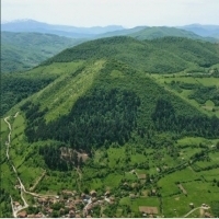 Elektromagnetyczna częstotliwość ultradźwięków emitowana ze szczytu Piramidy Bośni jest mierzona przy 28 kHz.