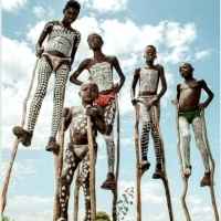 Plemię Banna w dolinie Dolnej Omo w Etiopii znane jest z chodzenia młodych mężczyzn na szczudłach.