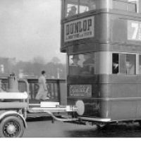 Londyński autobus napędzany gazem drzewnym podczas II wojny światowej.