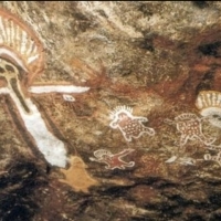 Na slajdzie 1 możemy zobaczyć trzy różne starożytne malowidła naskalne z Australii, szacowane na około 7500 lat.