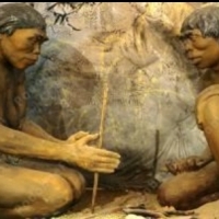Epoka kamienia łupanego to czasy tysiące lat temu, kiedy ludzie żyli w jaskiniach i dżunglach.